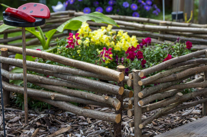 dobar Beeteinfassungen aus Haselnuss